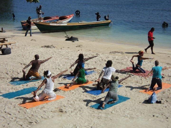 Dolphin Bay Yoga Guest House Drapers エクステリア 写真